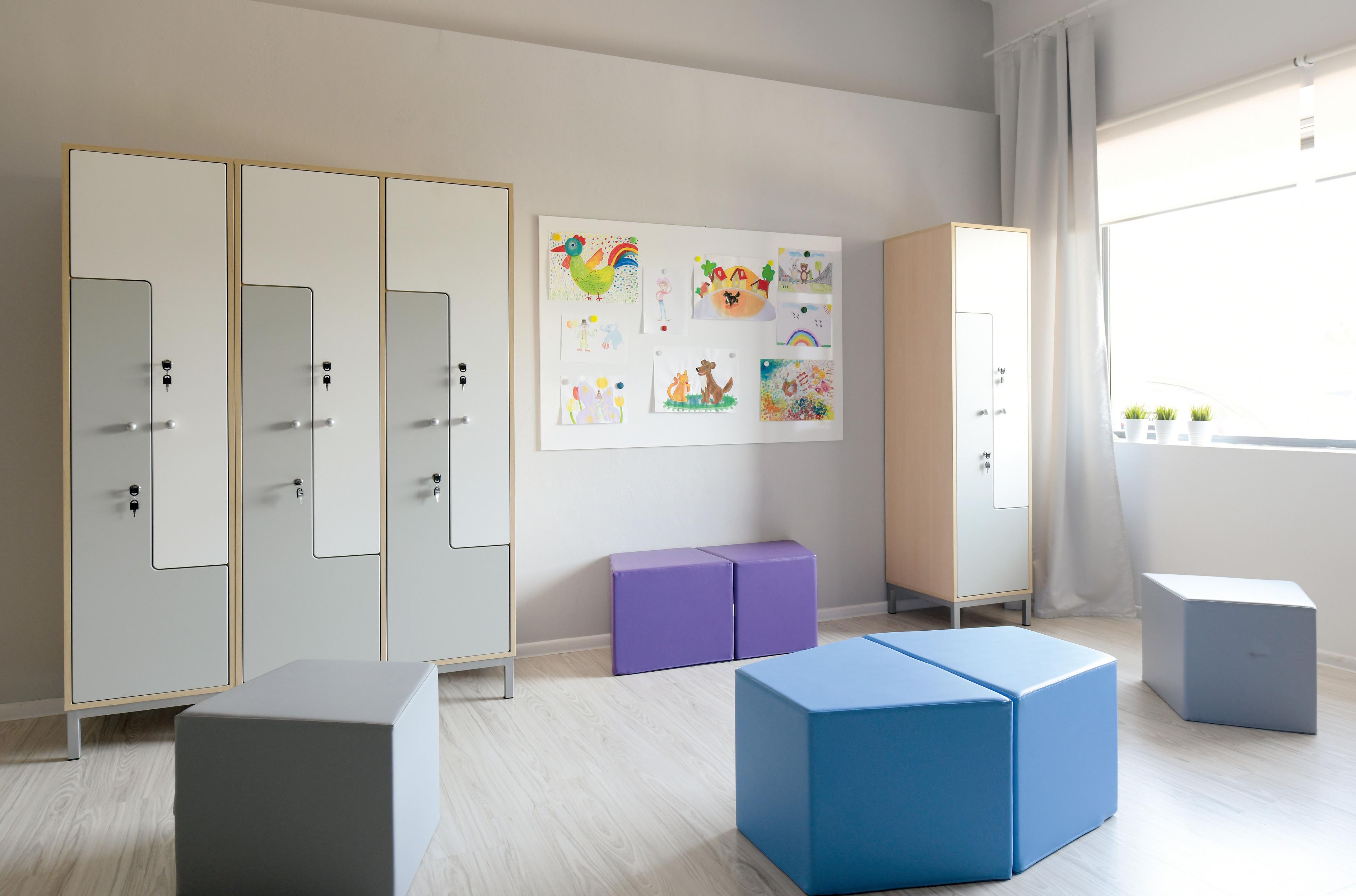 Kleiderschrank für Personal, Erzieher oder Schüler im Gruppenraum.