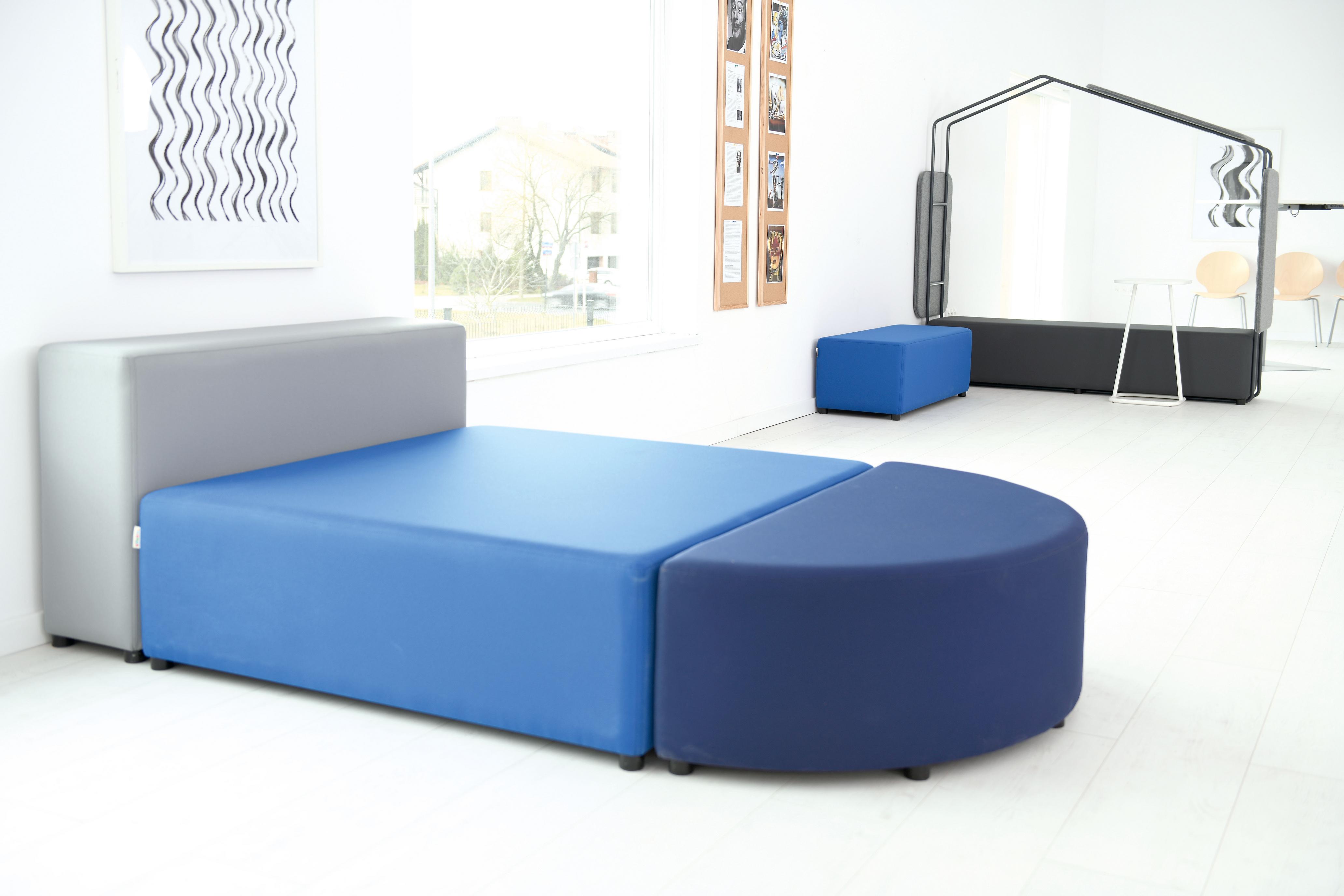 Sitzlandschaft in modernen Blau- und Grautönen im Raum.