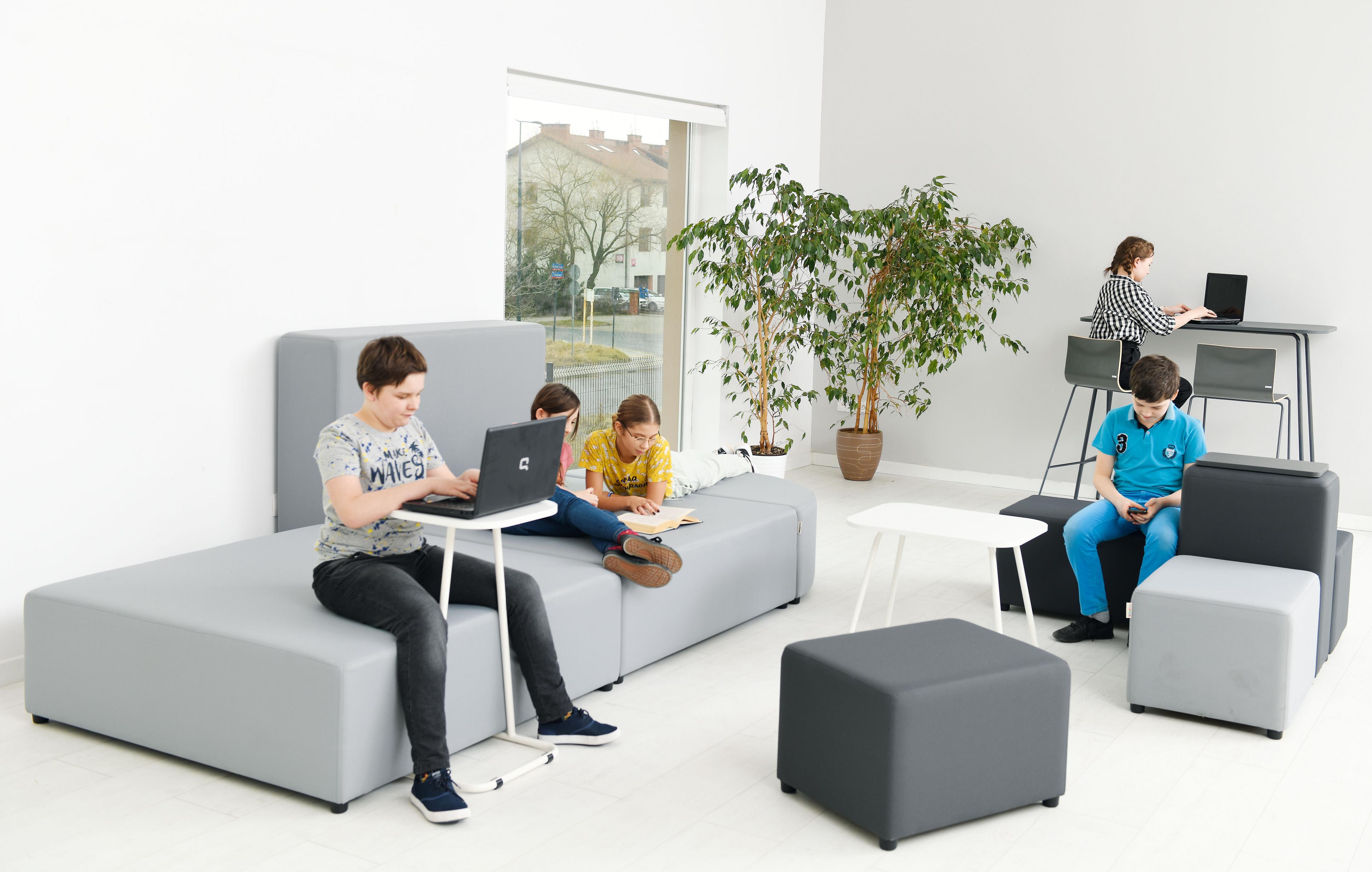 Modulare Sitzlandschaften im Klassenraum mit Loungemöbeln.