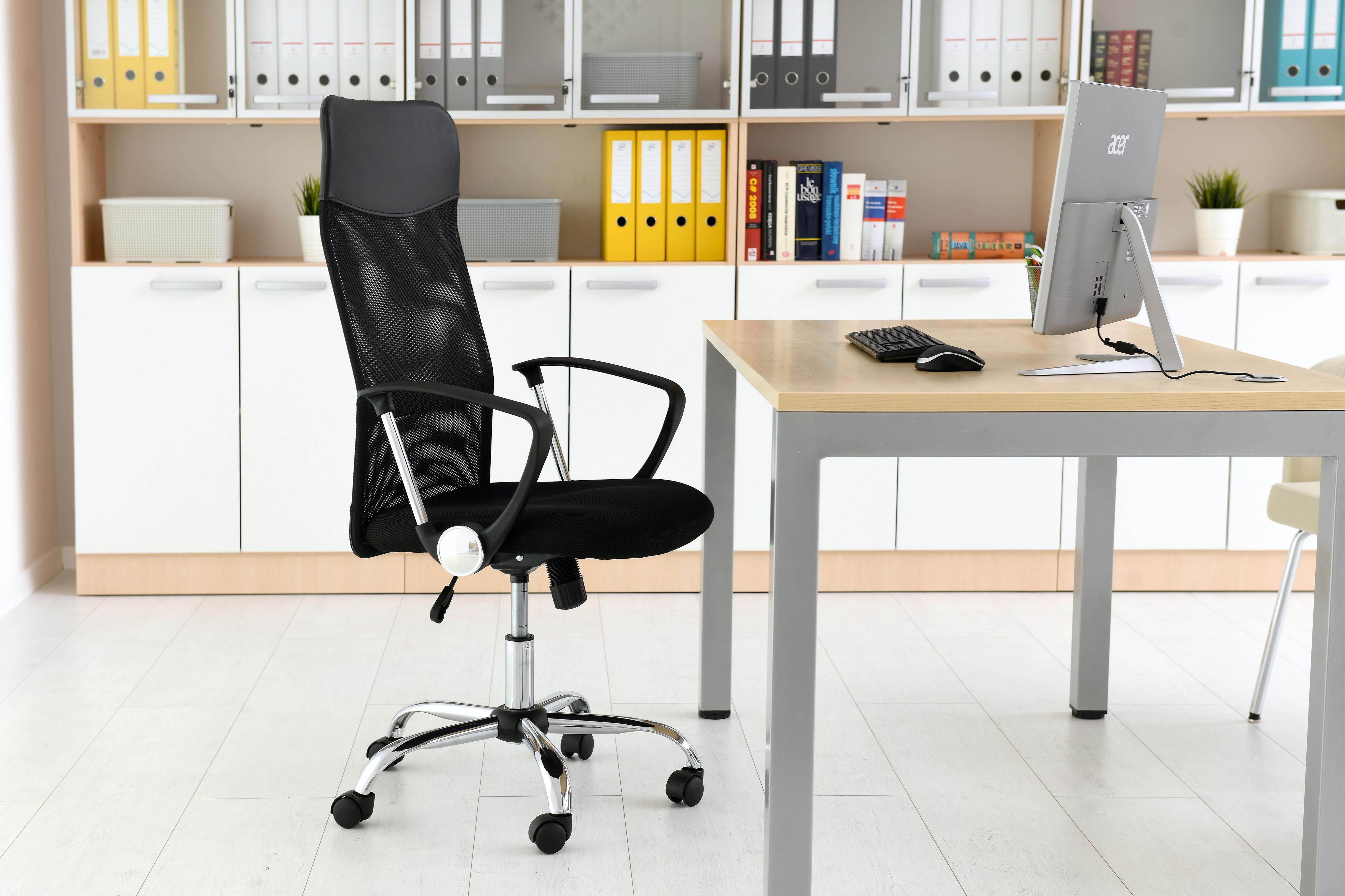 Drehstuhl mit Netzrückenteil im modernen Konferenzraum.